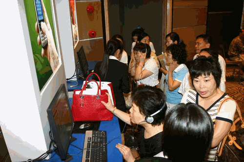 客户在体验区现场感受网上服务的便捷