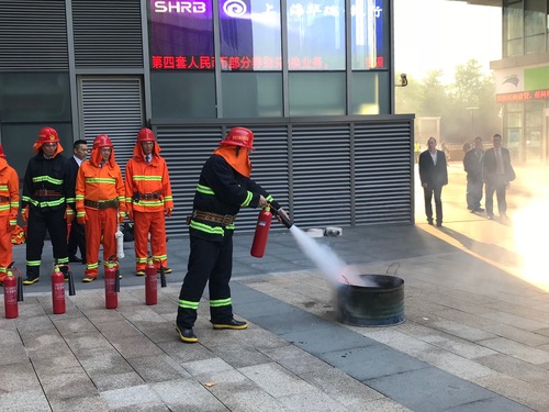 消防人员正在演示如何使用消防器材